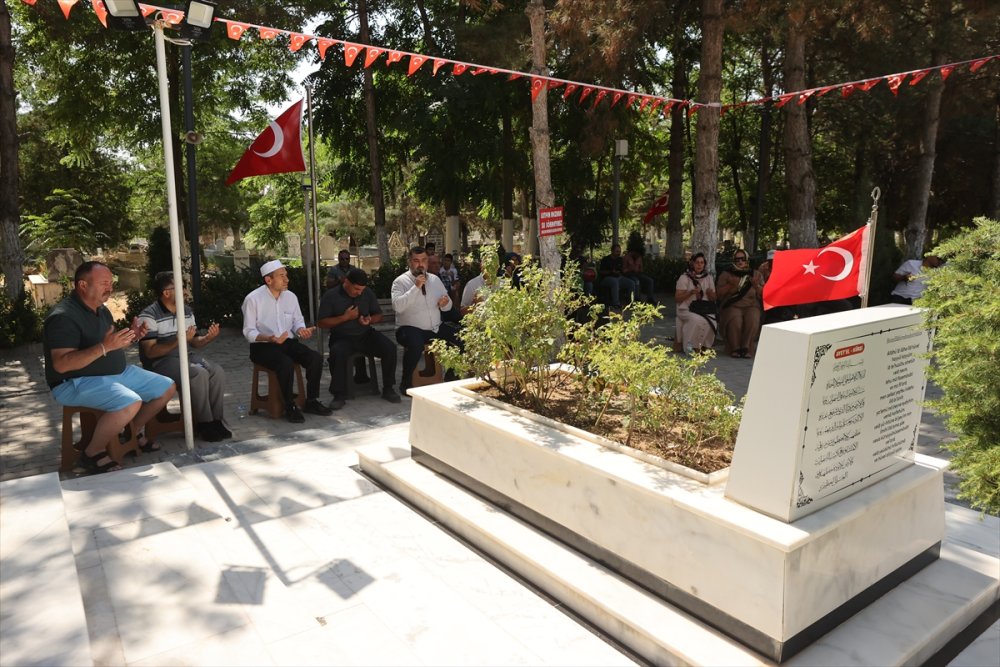 15 Temmuz kahramanı şehit Ömer Halisdemir'in kabrinde yoğunluk yaşanıyor