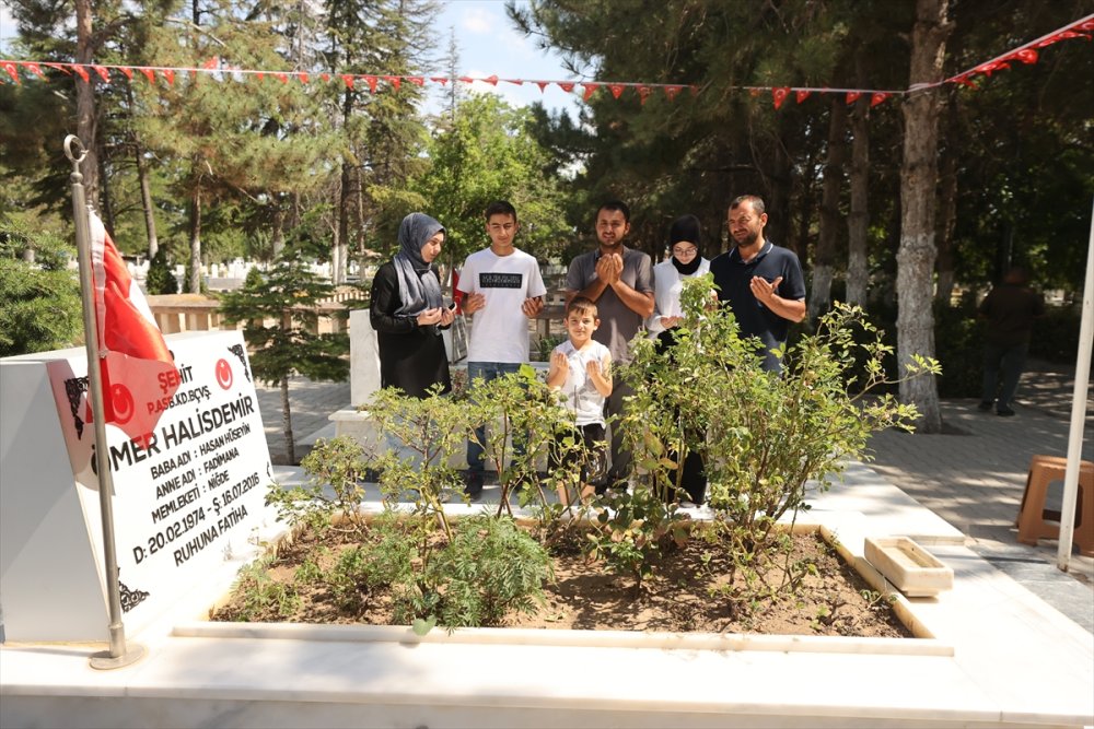 15 Temmuz kahramanı şehit Ömer Halisdemir'in kabrinde yoğunluk yaşanıyor