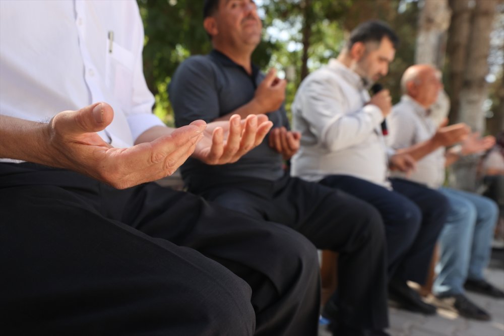 15 Temmuz kahramanı şehit Ömer Halisdemir'in kabrinde yoğunluk yaşanıyor