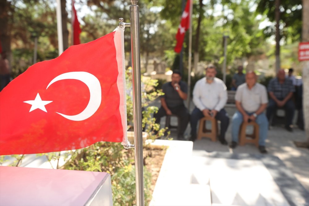 15 Temmuz kahramanı şehit Ömer Halisdemir'in kabrinde yoğunluk yaşanıyor