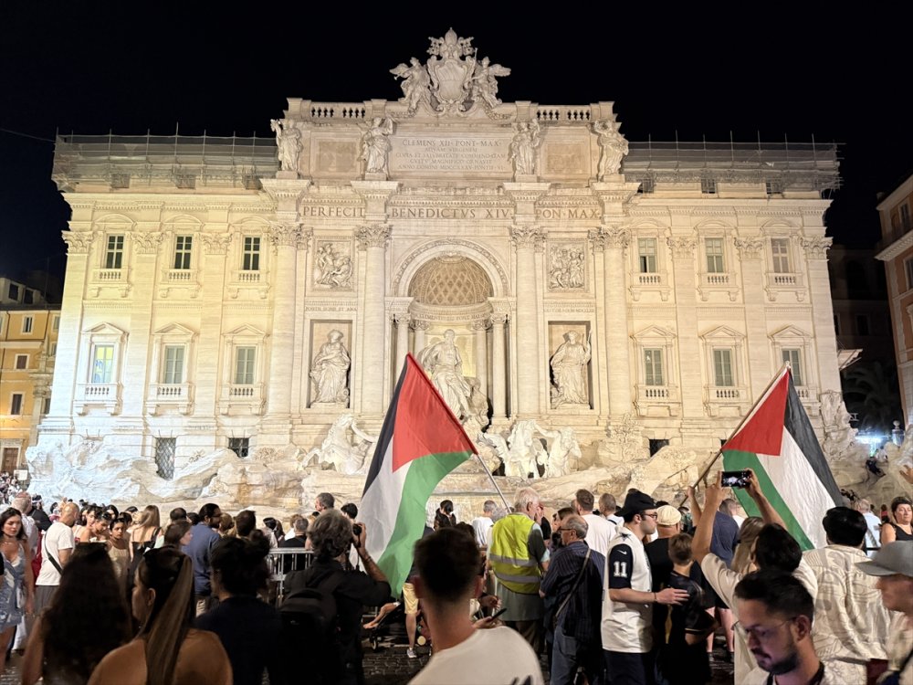 Roma'da tarihi Trevi Çeşmesi'nin ışıkları Gazze için söndürüldü