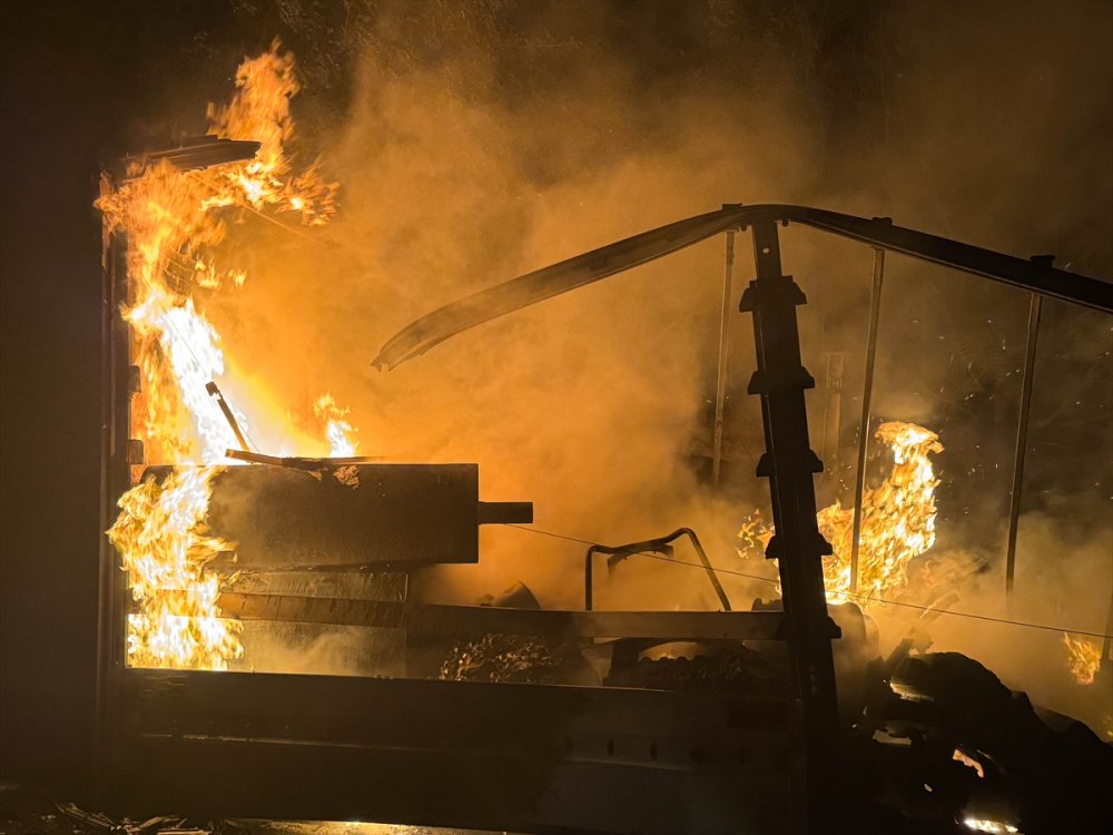 Uşak'ta seyir halindeki tırın dorsesi alev aldı yangın söndürüldü