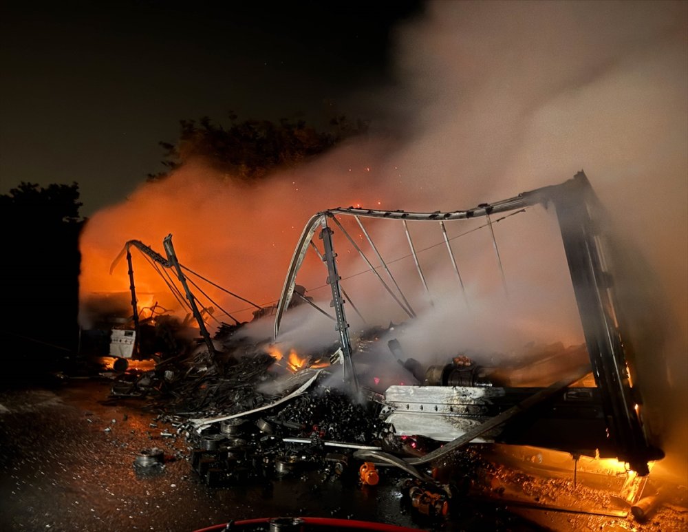 Uşak'ta seyir halindeki tırın dorsesi alev aldı yangın söndürüldü