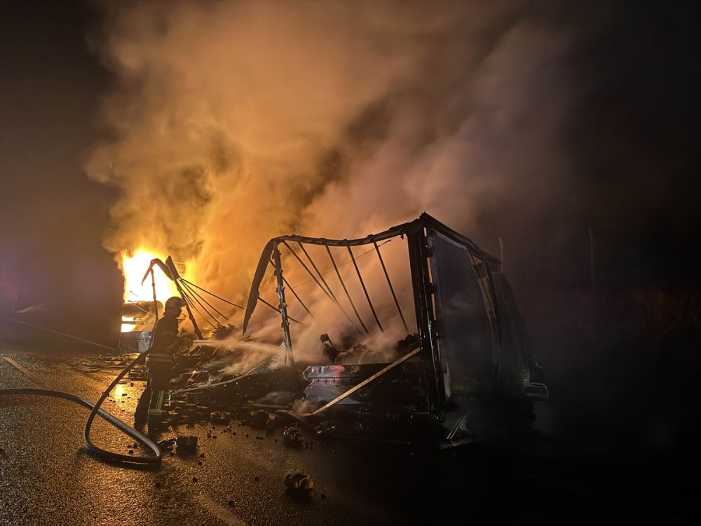 Uşak'ta seyir halindeki tırın dorsesi alev aldı yangın söndürüldü