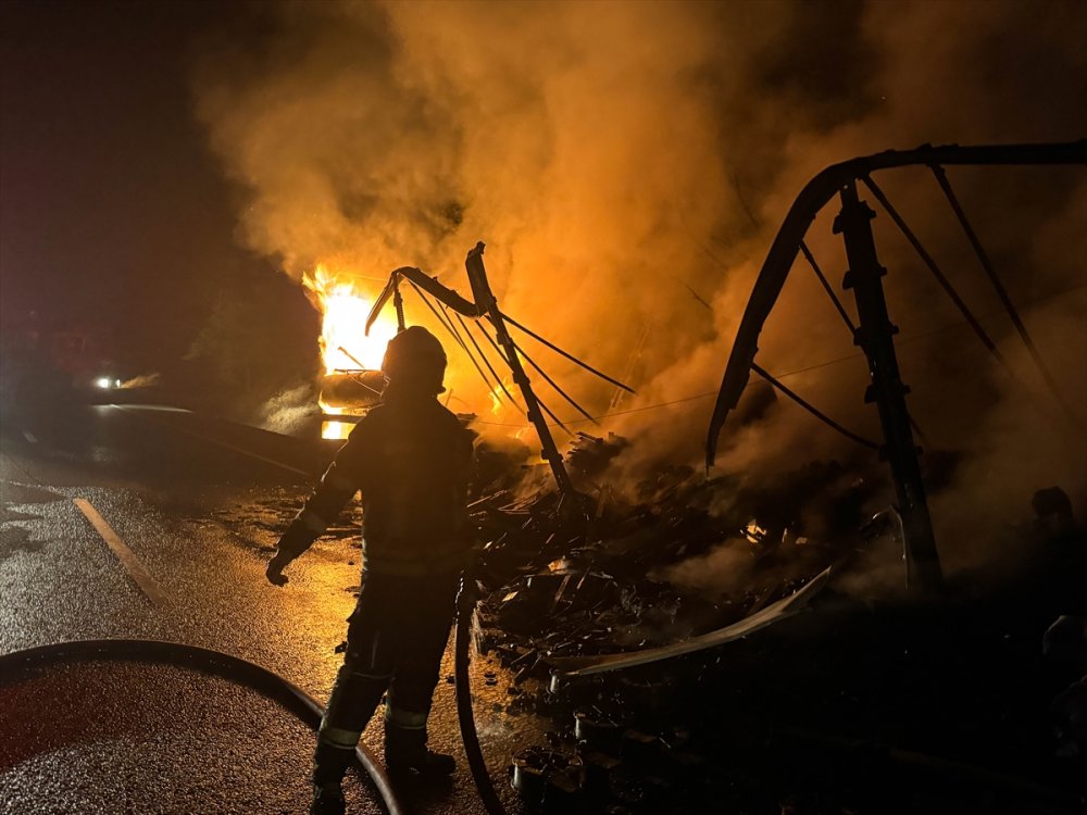Uşak'ta seyir halindeki tırın dorsesi alev aldı yangın söndürüldü