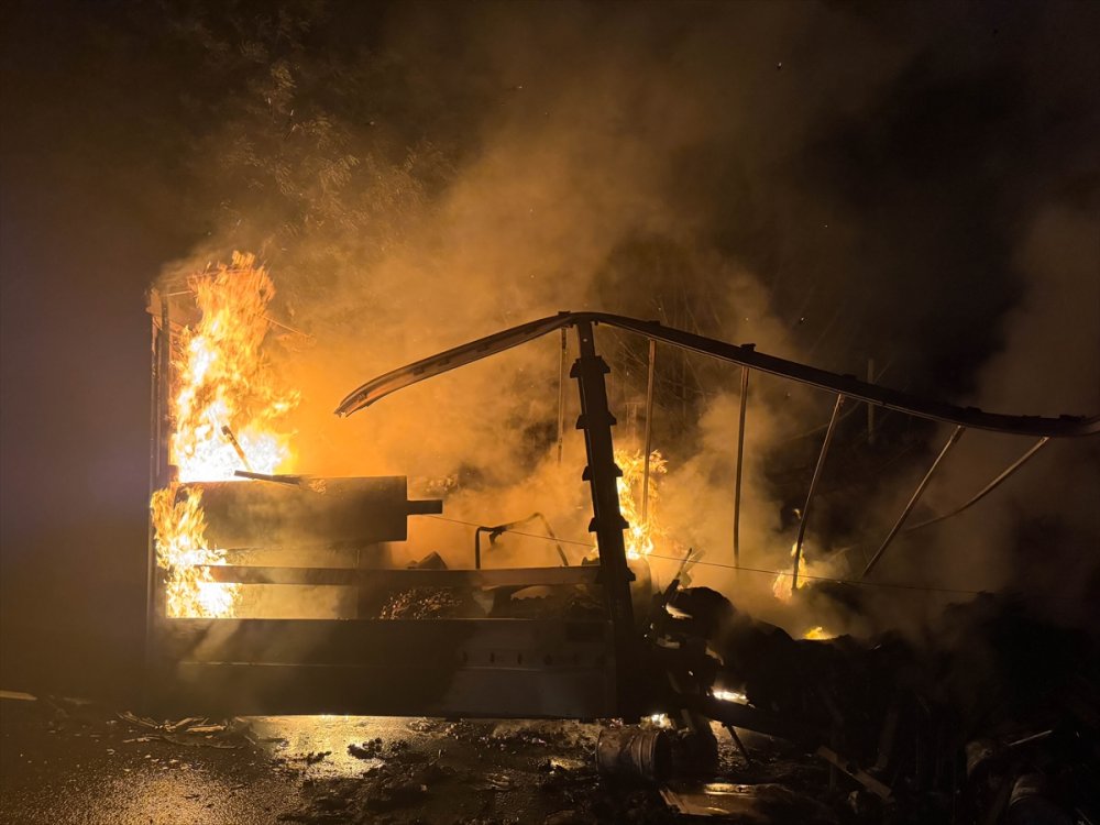 Uşak'ta seyir halindeki tırın dorsesi alev aldı yangın söndürüldü