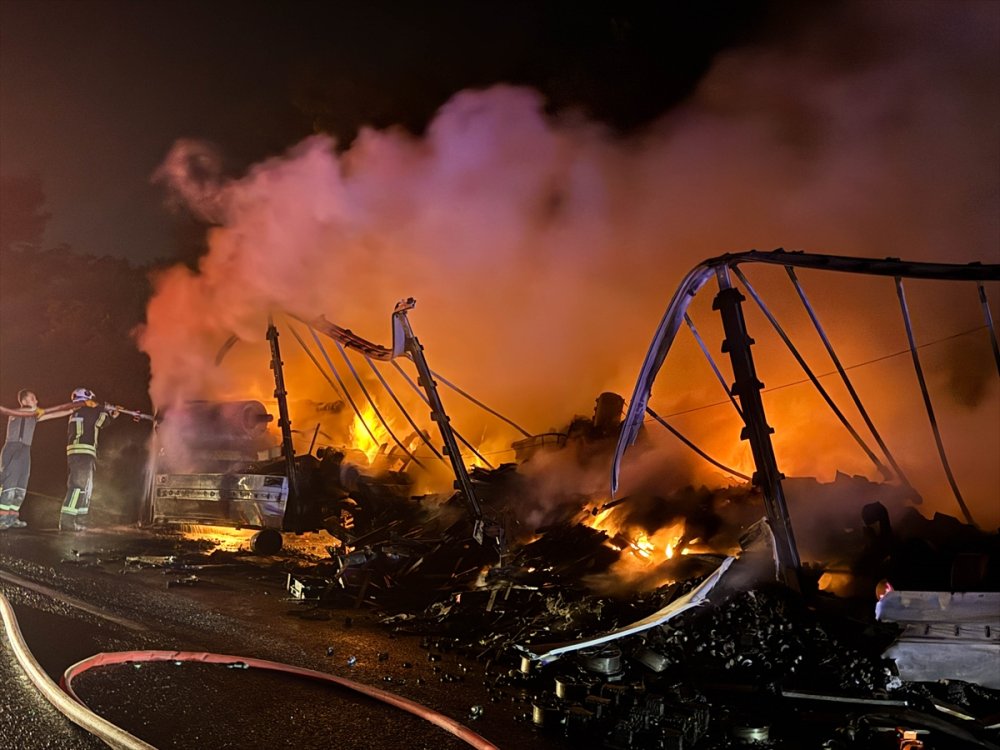 Uşak'ta seyir halindeki tırın dorsesi alev aldı yangın söndürüldü