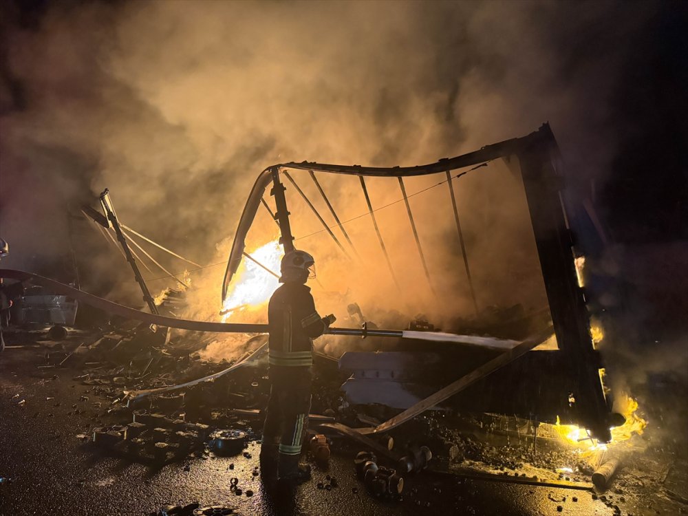 Uşak'ta seyir halindeki tırın dorsesi alev aldı yangın söndürüldü