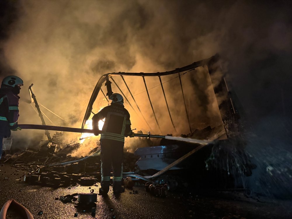 Uşak'ta seyir halindeki tırın dorsesi alev aldı yangın söndürüldü