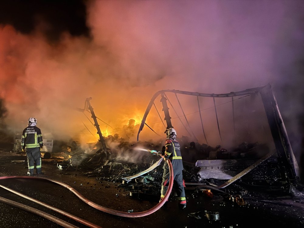 Uşak'ta seyir halindeki tırın dorsesi alev aldı yangın söndürüldü
