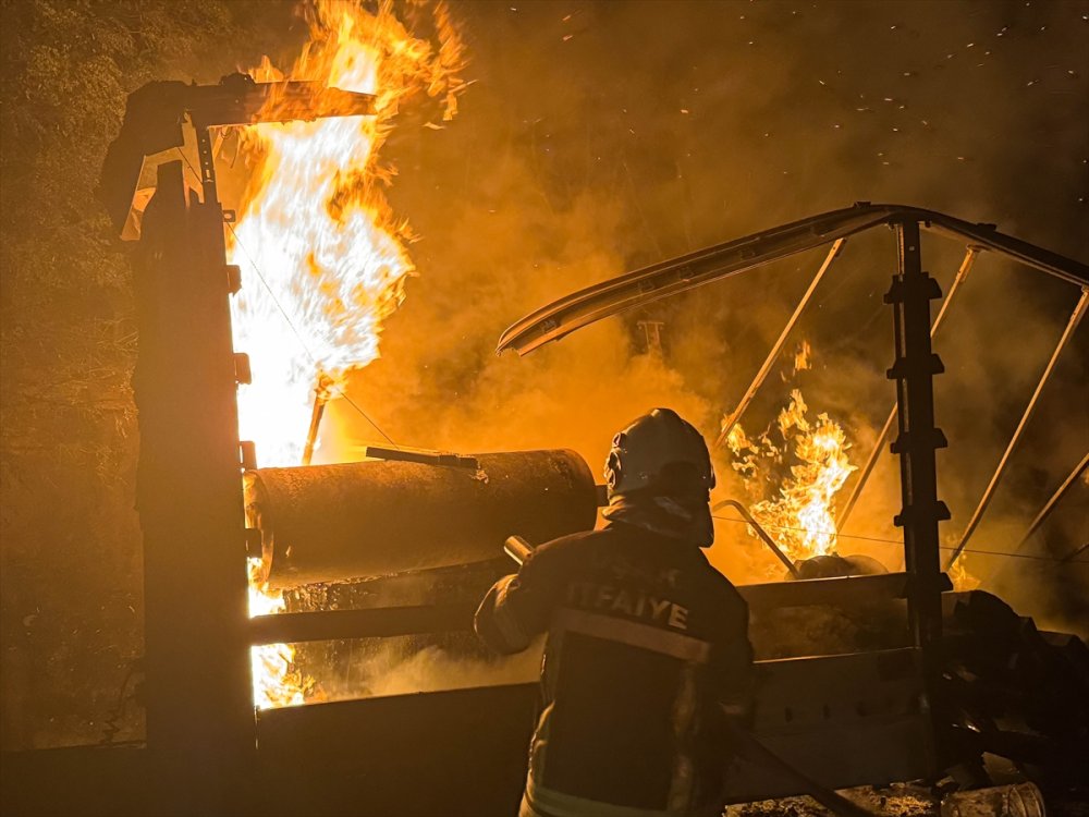 Uşak'ta seyir halindeki tırın dorsesi alev aldı yangın söndürüldü