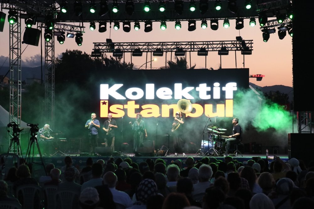 Samsun'da 35. Uluslararası Halk Oyunları Festivali devam ediyor