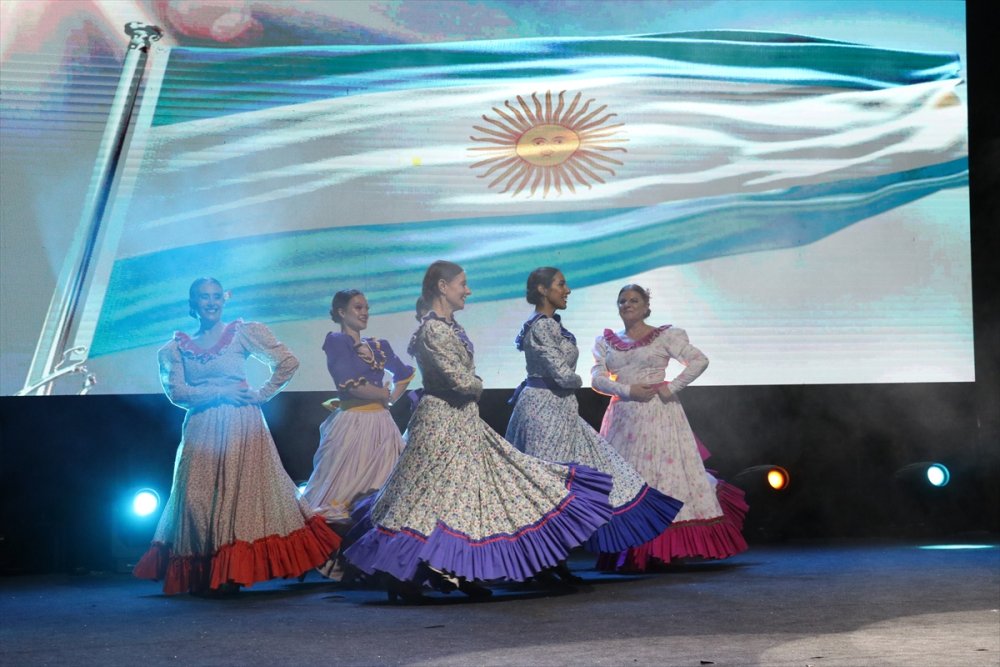 Samsun'da 35. Uluslararası Halk Oyunları Festivali devam ediyor