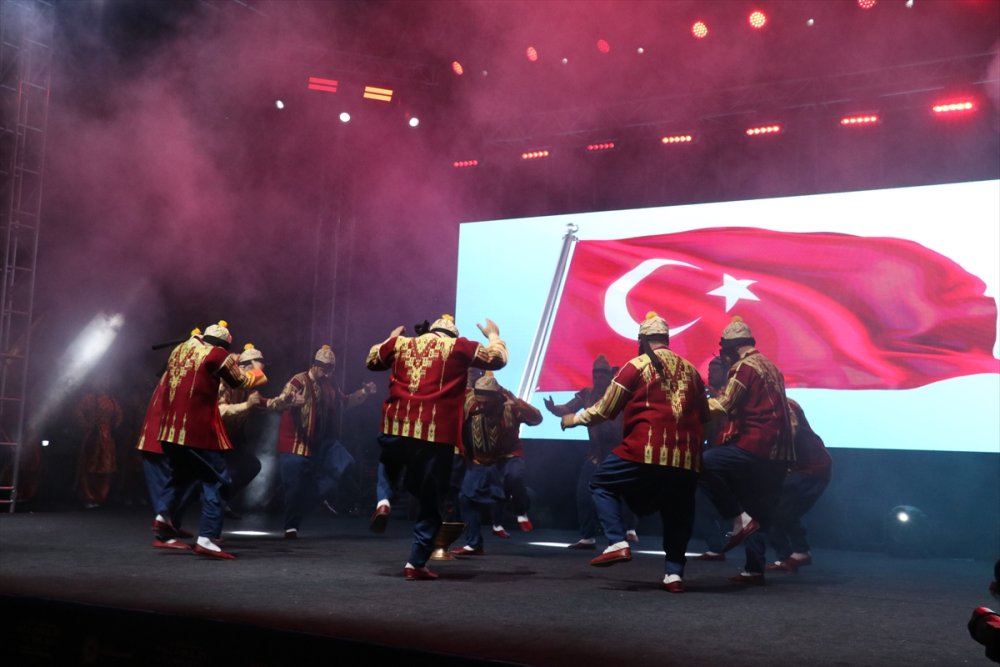 Samsun'da 35. Uluslararası Halk Oyunları Festivali devam ediyor