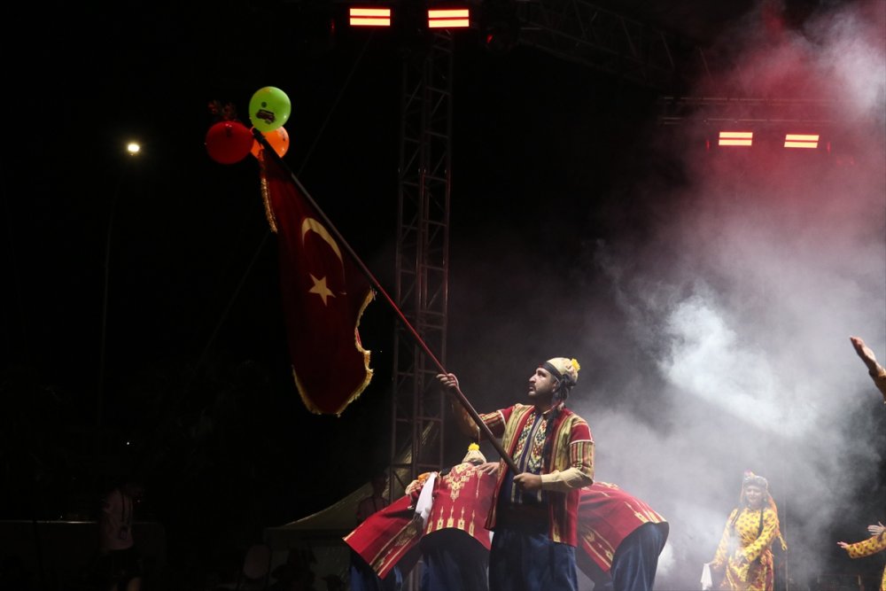 Samsun'da 35. Uluslararası Halk Oyunları Festivali devam ediyor