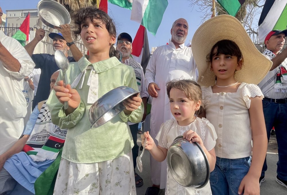 Libyalılar, yardımların Refah'tan Gazze'ye girmesi talebiyle Mısır Büyükelçiliği önünde gösteri düzenledi