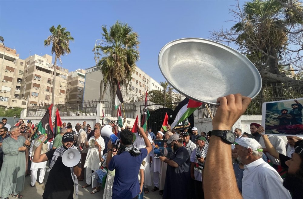 Libyalılar, yardımların Refah'tan Gazze'ye girmesi talebiyle Mısır Büyükelçiliği önünde gösteri düzenledi