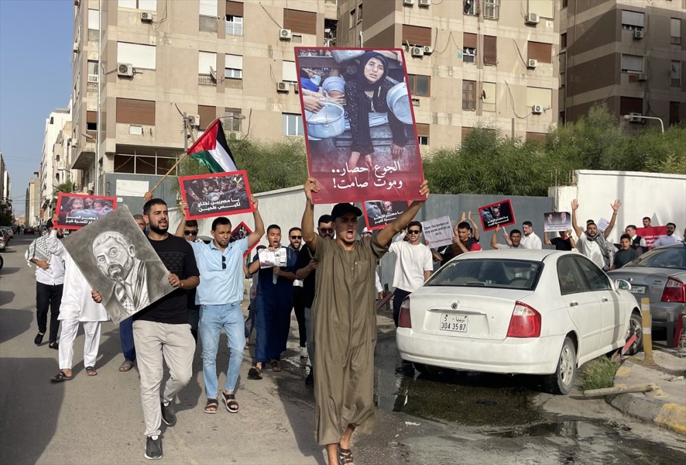 Libyalılar, yardımların Refah'tan Gazze'ye girmesi talebiyle Mısır Büyükelçiliği önünde gösteri düzenledi