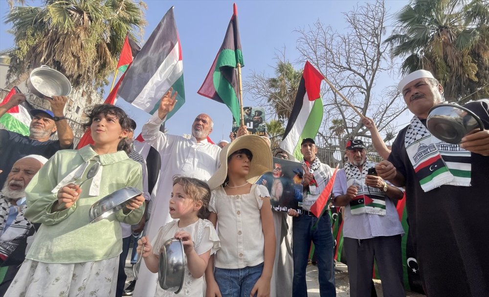 Libyalılar, yardımların Refah'tan Gazze'ye girmesi talebiyle Mısır Büyükelçiliği önünde gösteri düzenledi