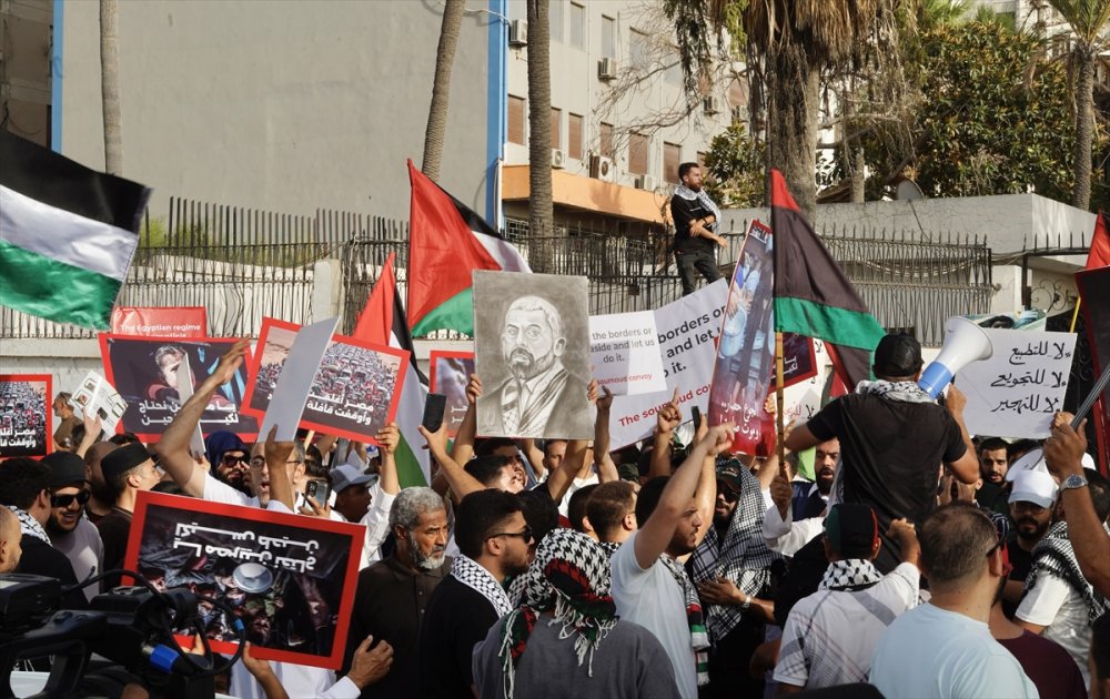 Libyalılar, yardımların Refah'tan Gazze'ye girmesi talebiyle Mısır Büyükelçiliği önünde gösteri düzenledi