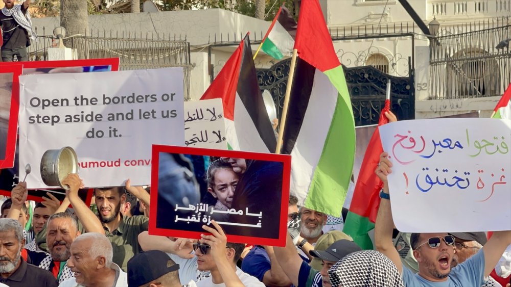 Libyalılar, yardımların Refah'tan Gazze'ye girmesi talebiyle Mısır Büyükelçiliği önünde gösteri düzenledi