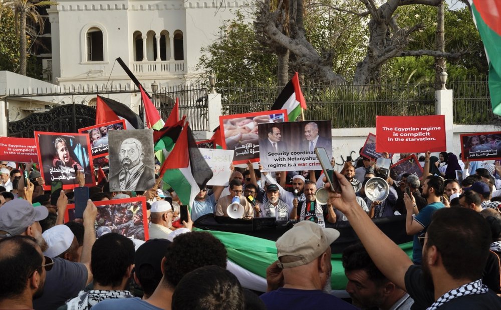 Libyalılar, yardımların Refah'tan Gazze'ye girmesi talebiyle Mısır Büyükelçiliği önünde gösteri düzenledi