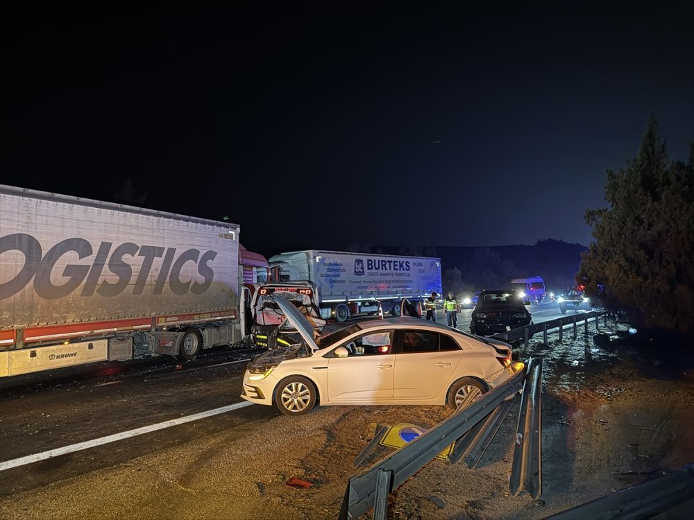 Adana Sarıçam’da 4 aracın karıştığı zincirleme trafik kazasında 8 kişi yaralandı