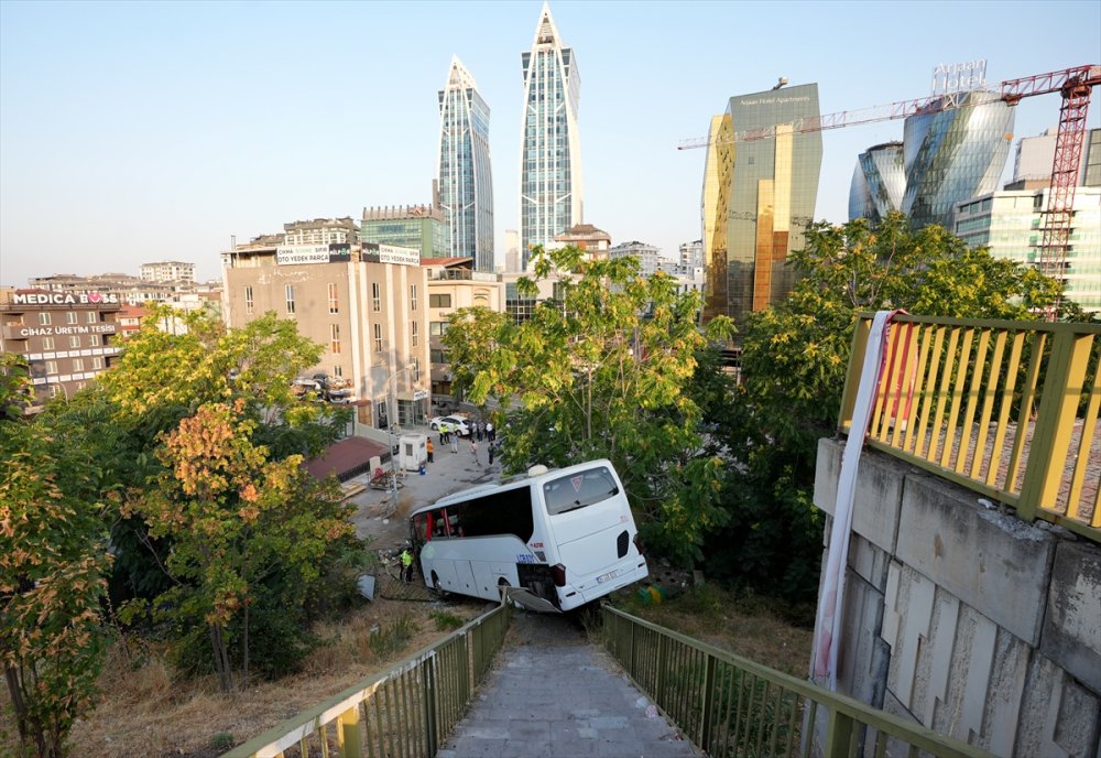 Maltepe'de köprülü kavşaktan şarampole düşen otobüsteki 8 kişi yaralandı