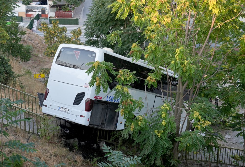 Maltepe'de köprülü kavşaktan şarampole düşen otobüsteki 8 kişi yaralandı