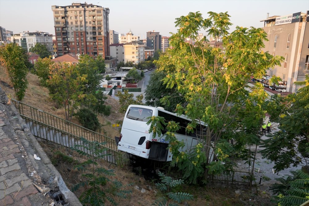 Maltepe'de köprülü kavşaktan şarampole düşen otobüsteki 8 kişi yaralandı