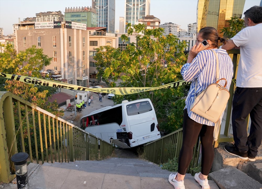 Maltepe'de köprülü kavşaktan şarampole düşen otobüsteki 8 kişi yaralandı