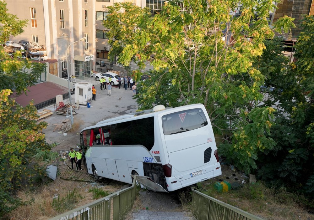 Maltepe'de köprülü kavşaktan şarampole düşen otobüsteki 8 kişi yaralandı