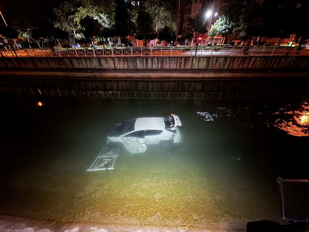 Adana'da kazalar bitmiyor. Sulama kanalına devrilen otomobildeki 3 kişi yaralandı