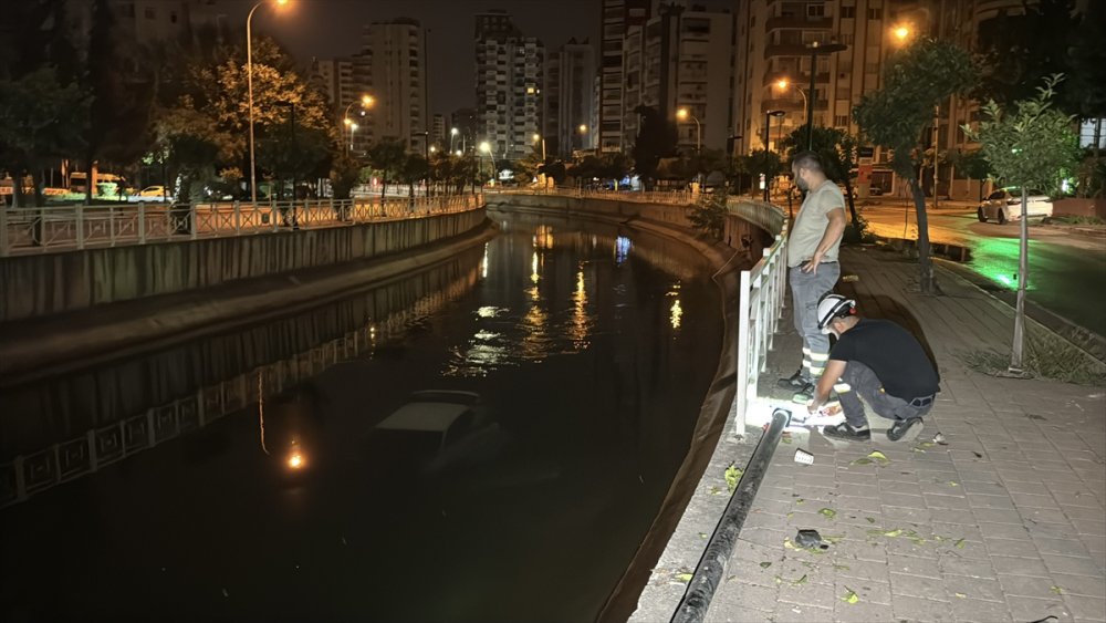 Adana'da kazalar bitmiyor. Sulama kanalına devrilen otomobildeki 3 kişi yaralandı