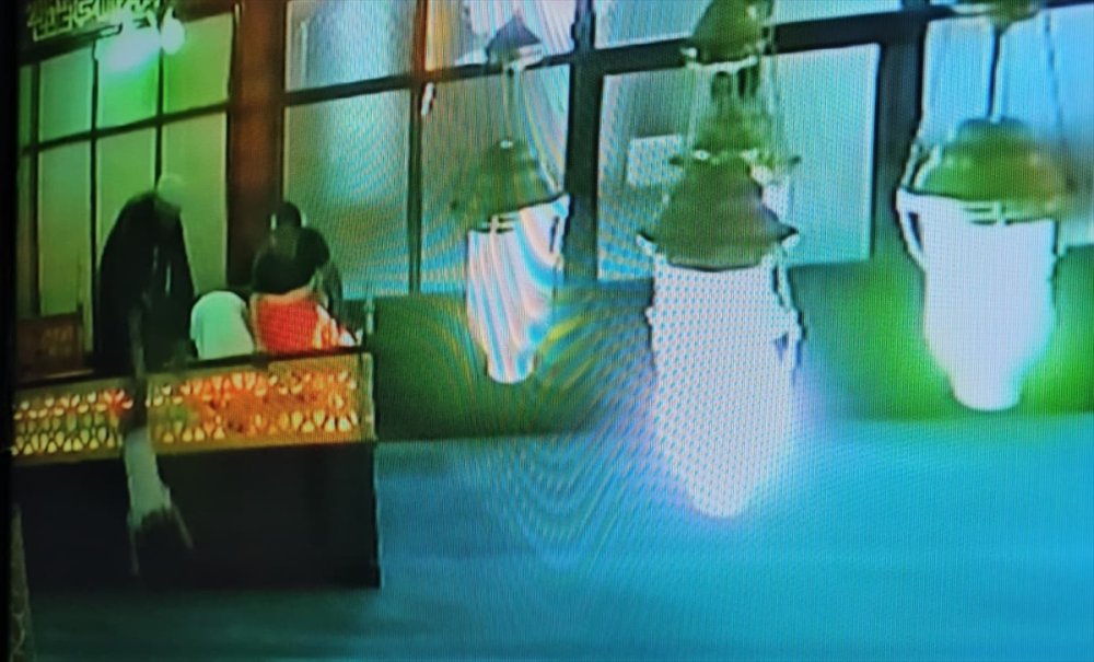 Din görevlisinin camide müezzinlik mahfilinden düşen çocuğu havada yakalaması kamerada