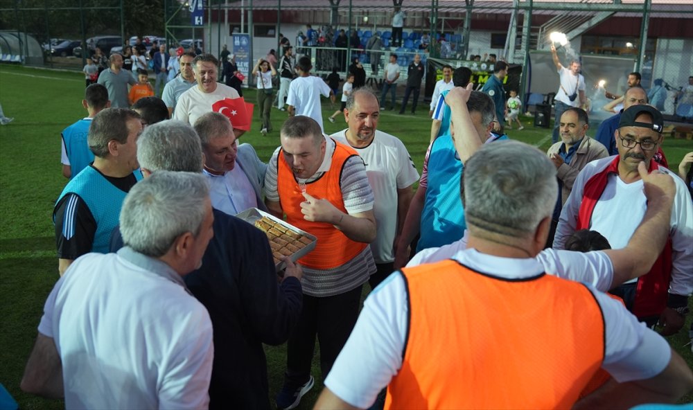 Erzurum'da protokol üyeleri, özel bireylerle futbol maçında buluştu