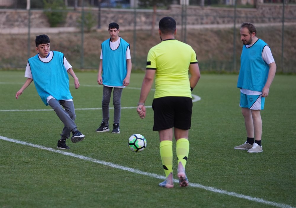 Erzurum'da protokol üyeleri, özel bireylerle futbol maçında buluştu