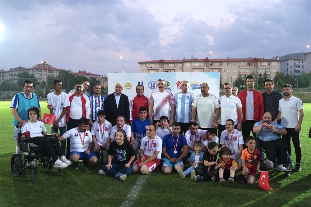 Erzurum'da protokol üyeleri, özel bireylerle futbol maçında buluştu