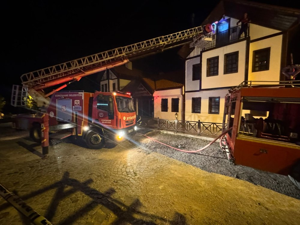 Gümüşhane'de butik otelde çıkan yangına itfaiye ekipleri müdahale ediyor