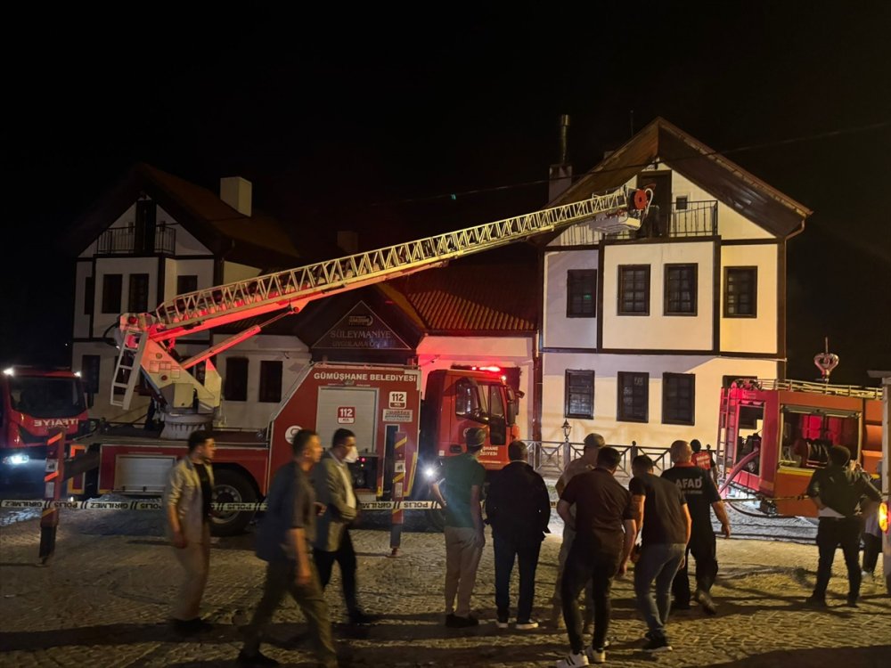 Gümüşhane'de butik otelde çıkan yangına itfaiye ekipleri müdahale ediyor