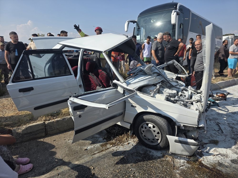 Manisa Kula’da otobüs ile otomobilin çarpıştığı kazada ölen çift defnedildi