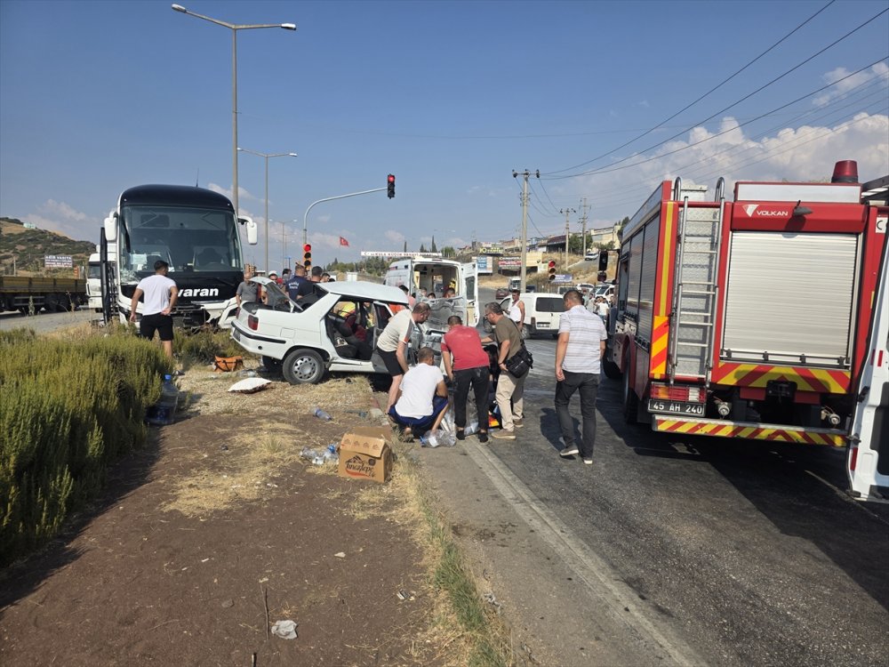 Manisa Kula’da otobüs ile otomobilin çarpıştığı kazada ölen çift defnedildi