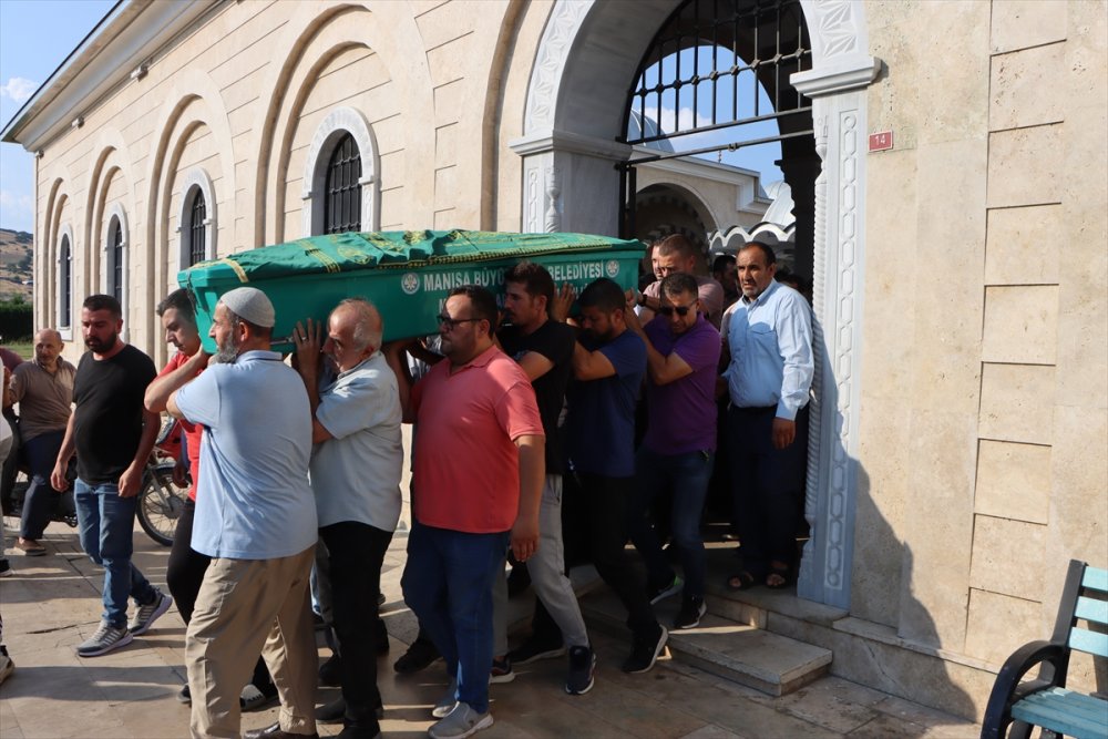 Manisa Kula’da otobüs ile otomobilin çarpıştığı kazada ölen çift defnedildi