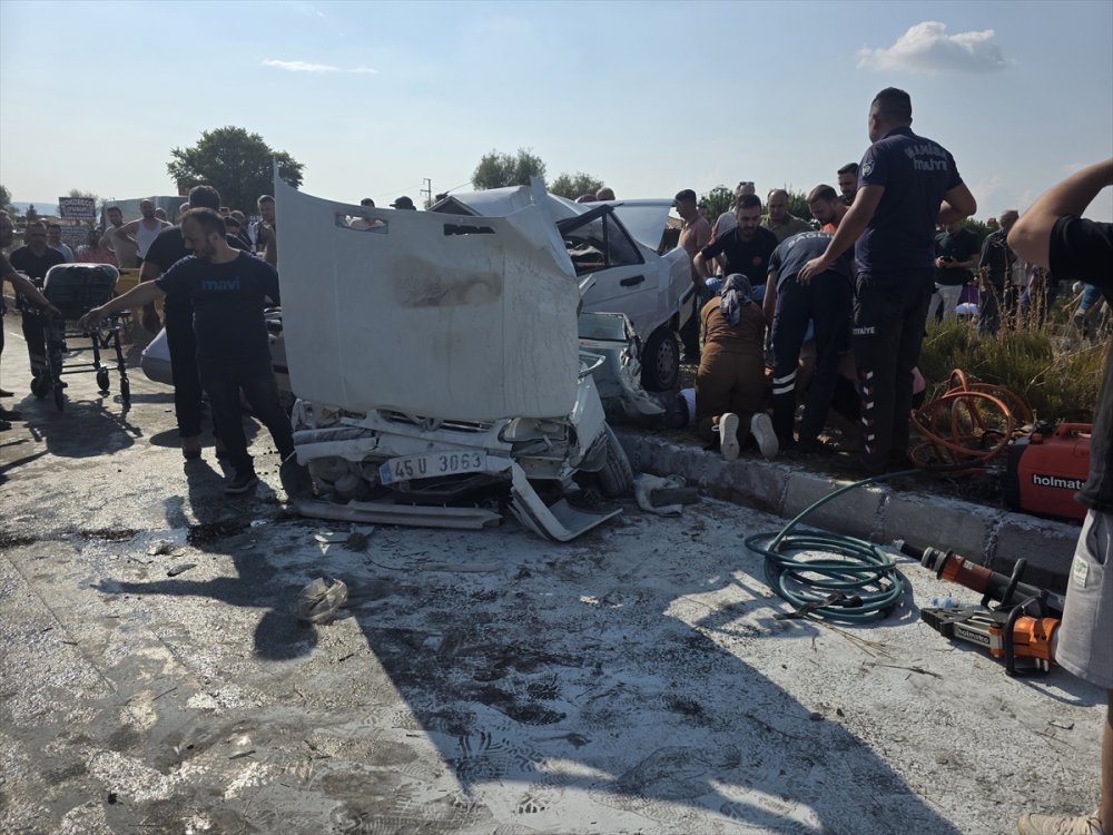 Manisa Kula’da otobüs ile otomobilin çarpıştığı kazada ölen çift defnedildi