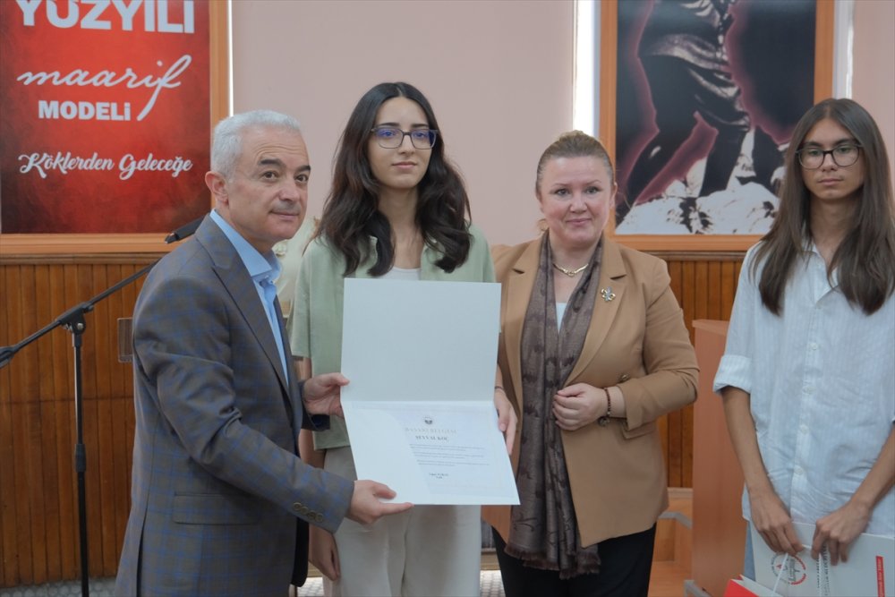 Kırklareli Valisi Turan, YKS'de Başarılı Olan Öğrencilerle Bir Araya Geldi