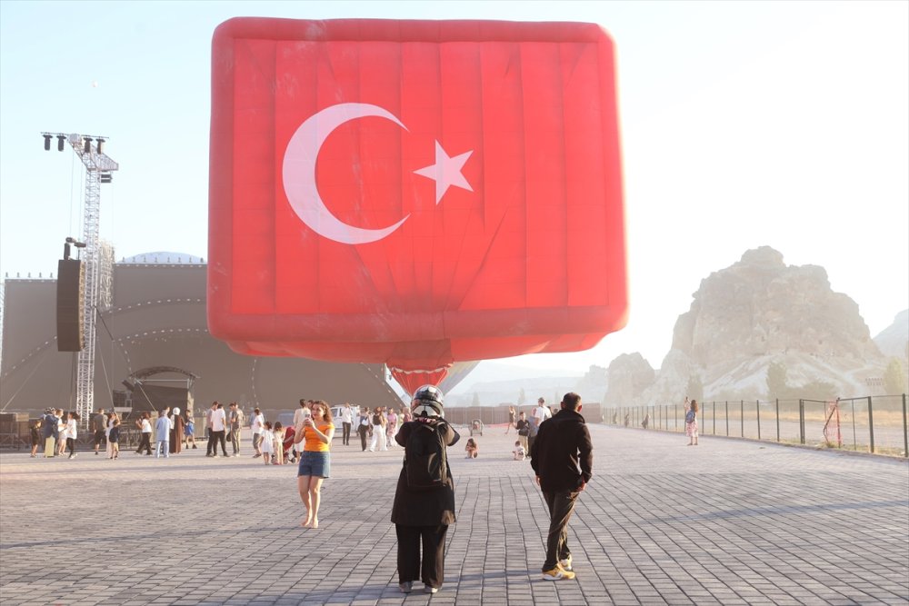 Kapadokya'da figürlü sıcak hava balonları gösteri uçuşu yaptı