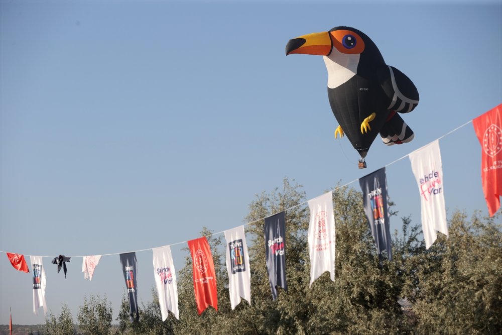 Kapadokya'da figürlü sıcak hava balonları gösteri uçuşu yaptı
