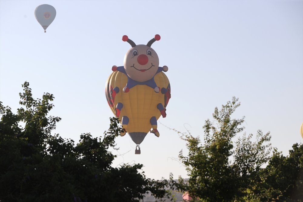 Kapadokya'da figürlü sıcak hava balonları gösteri uçuşu yaptı