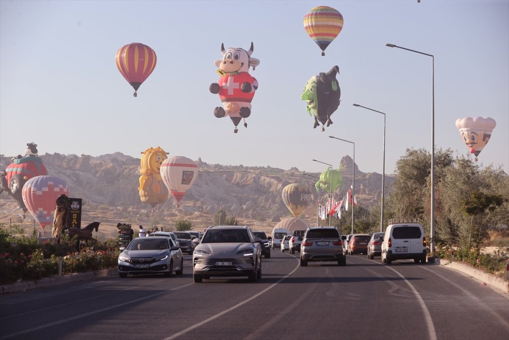 Kapadokya'da figürlü sıcak hava balonları gösteri uçuşu yaptı