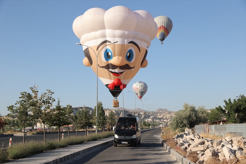 Kapadokya'da figürlü sıcak hava balonları gösteri uçuşu yaptı